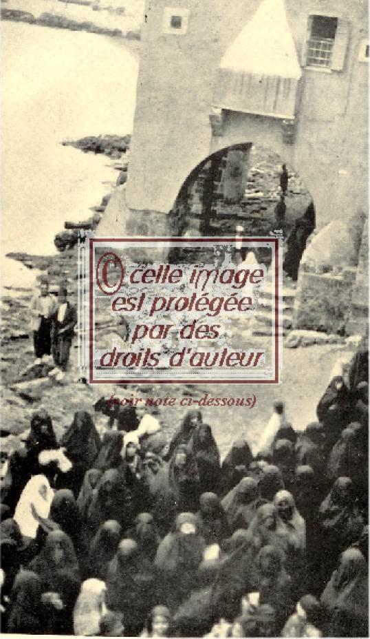 Devant la maison du Gouverneur, le jour de Pâques 1916
